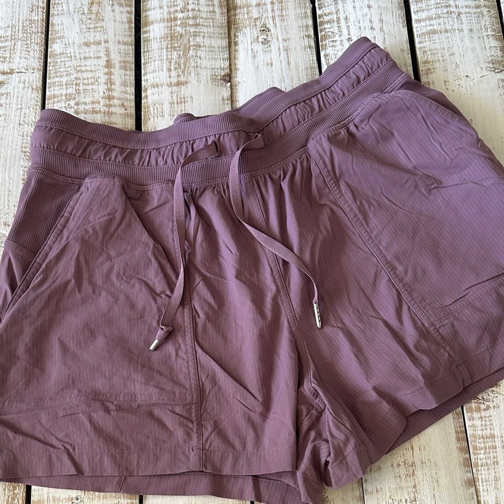 Lululemon Dance Studio HR Shorts 3.5” Size 8 Cyber Violet
